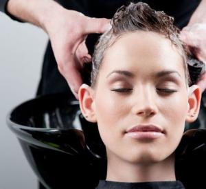 Особенности выпрямления волос в условиях салона и дома